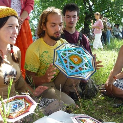 Арсений и Айгель Михайловы учат плетению мандалы